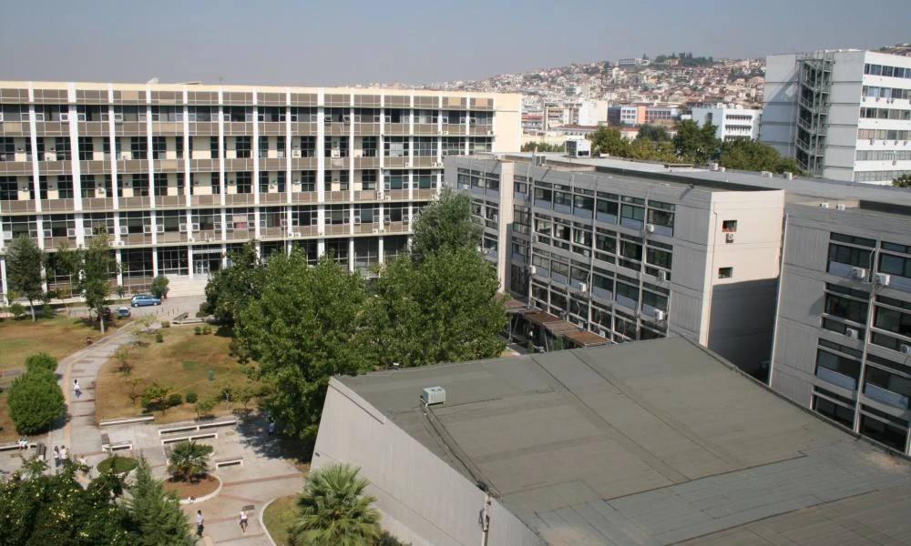 Θεσσαλονίκη: Πετροπόλεμος και χημικά έξω από το ΑΠΘ